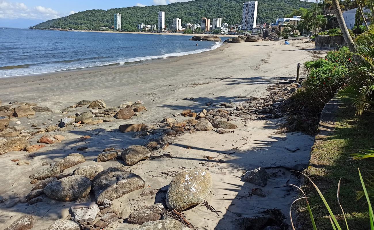 Amores Beach'in fotoğrafı gri kum yüzey ile
