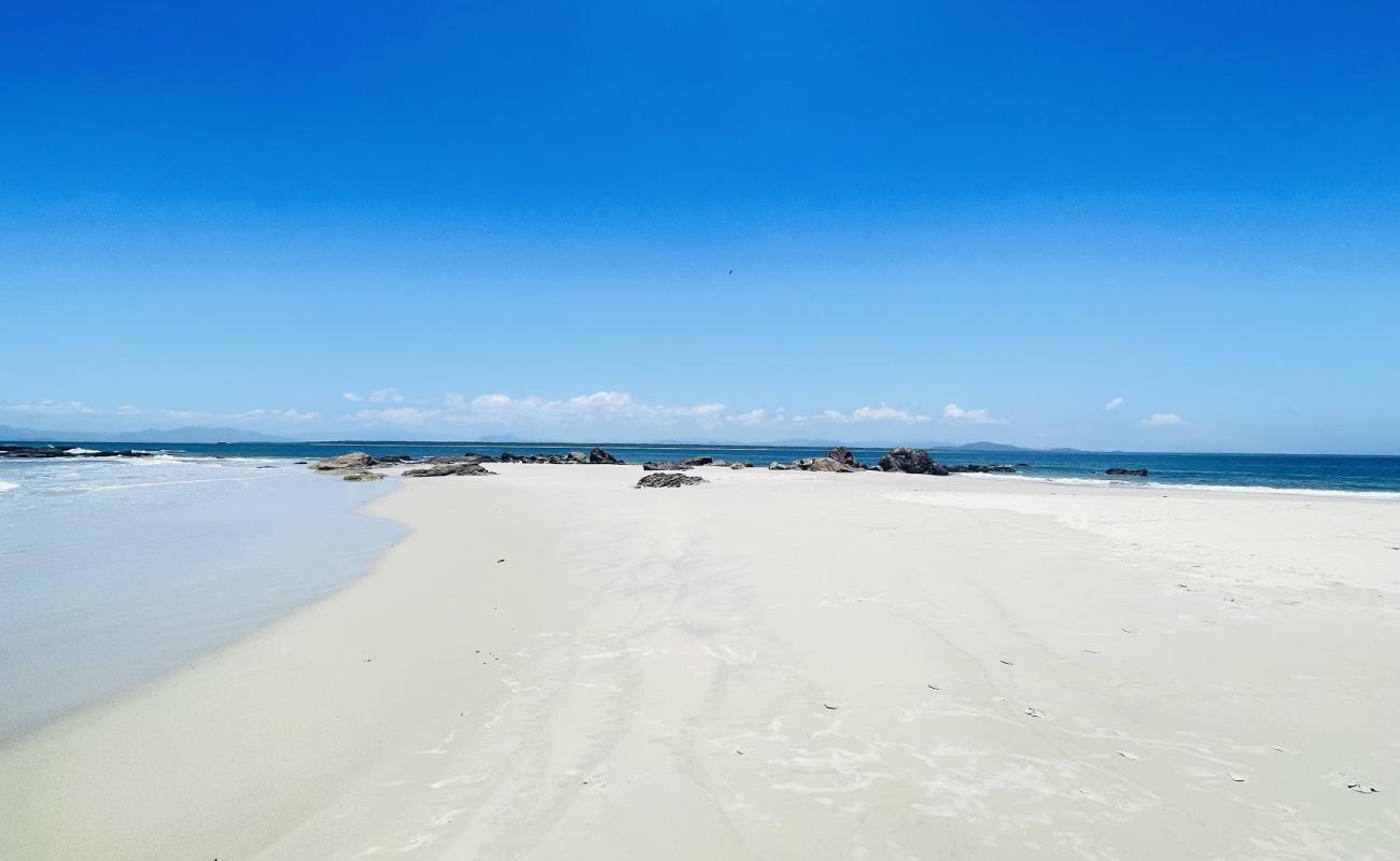 Ilha das Palmas Beach'in fotoğrafı i̇nce bej kum yüzey ile