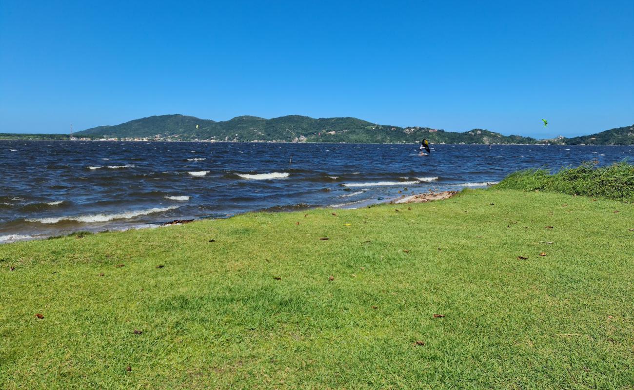 Praia do Sambaqui da Ponta das Almas'in fotoğrafı açık bej kum yüzey ile
