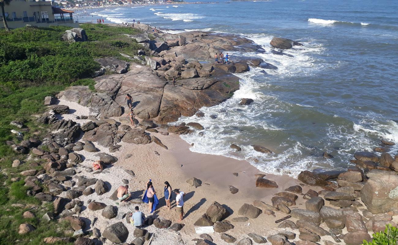 Praia Das Conchas'in fotoğrafı bej kabuklu kum yüzey ile
