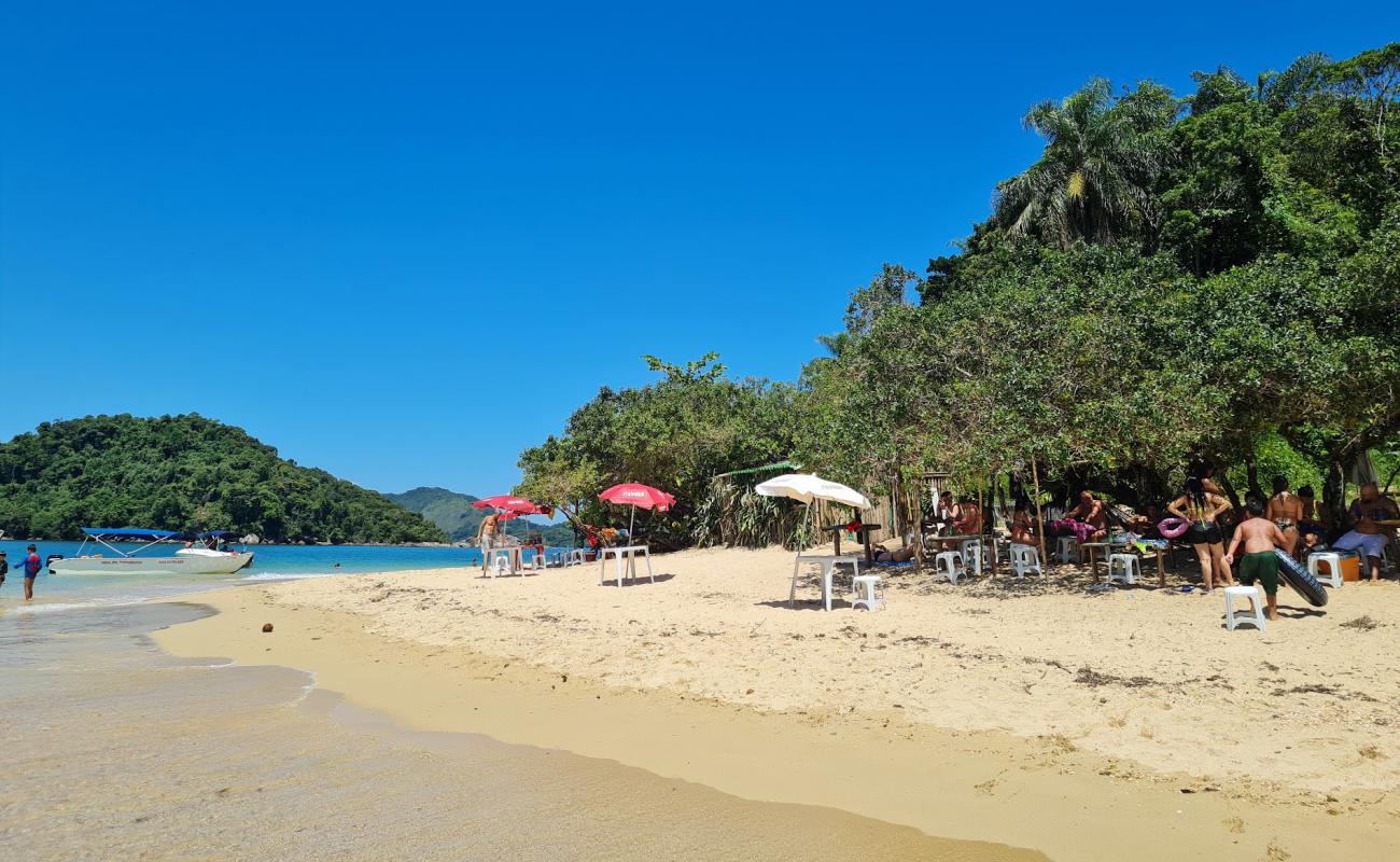 Ilha Pelada Pequena Beach'in fotoğrafı açık bej kum yüzey ile