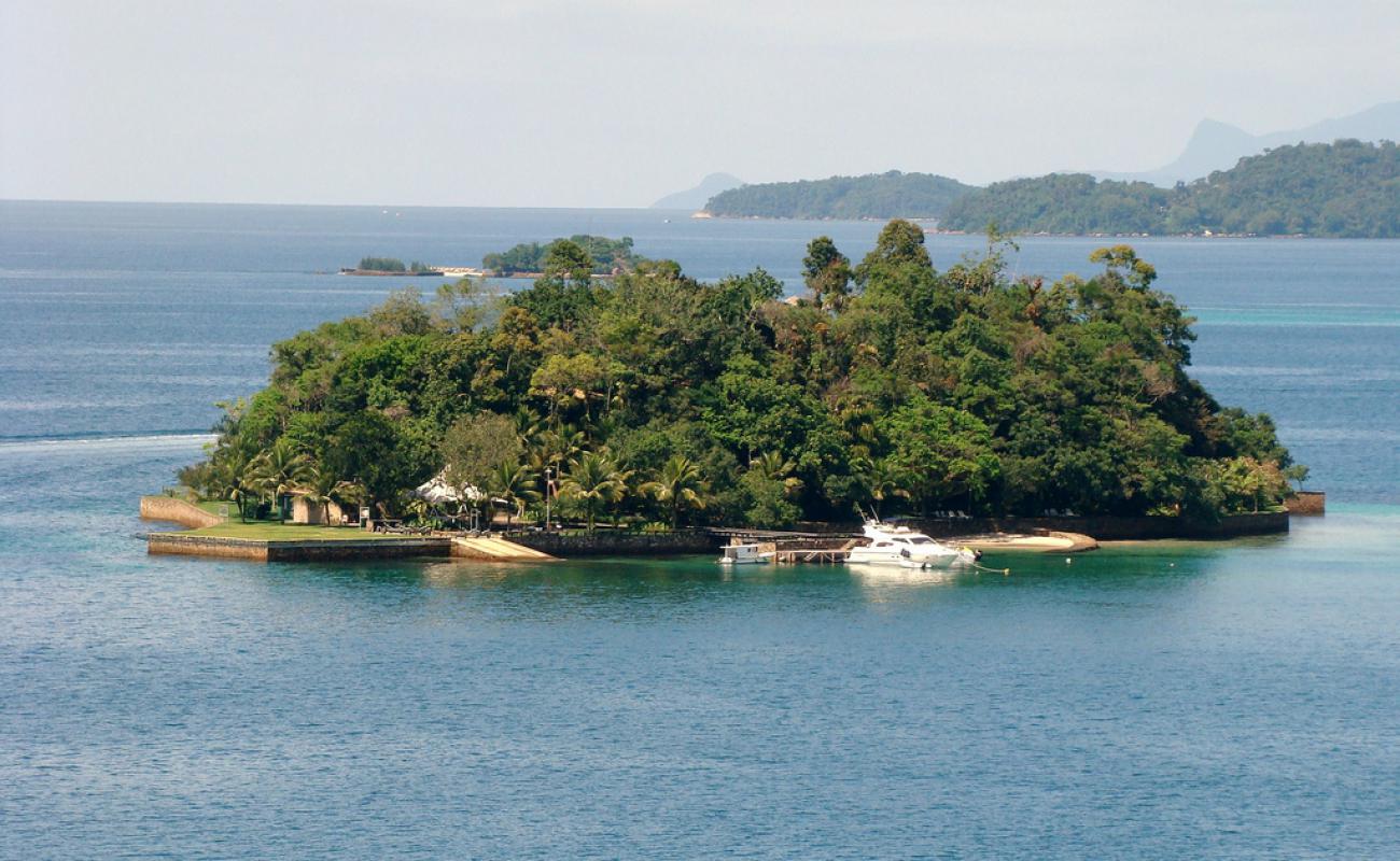 Ilha do Cavaco Beach'in fotoğrafı açık bej kum yüzey ile