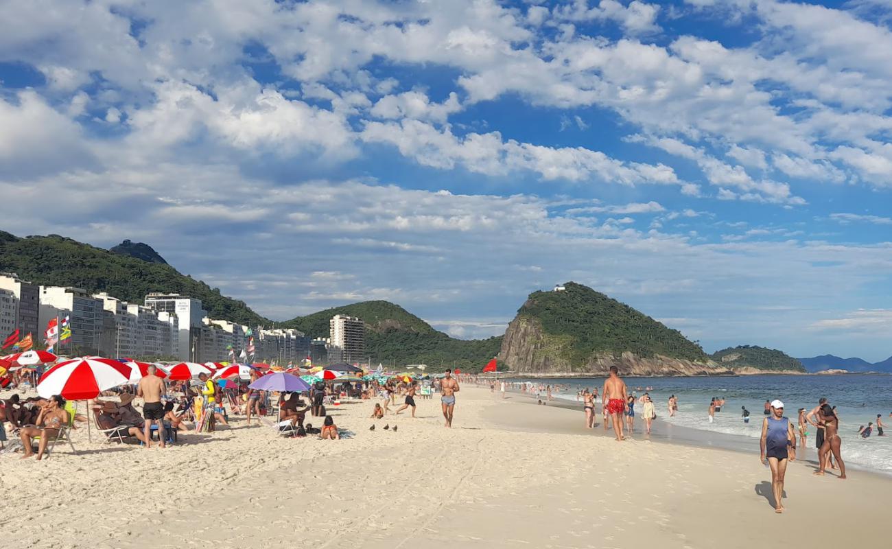 Praia do Leme'in fotoğrafı açık bej kum yüzey ile