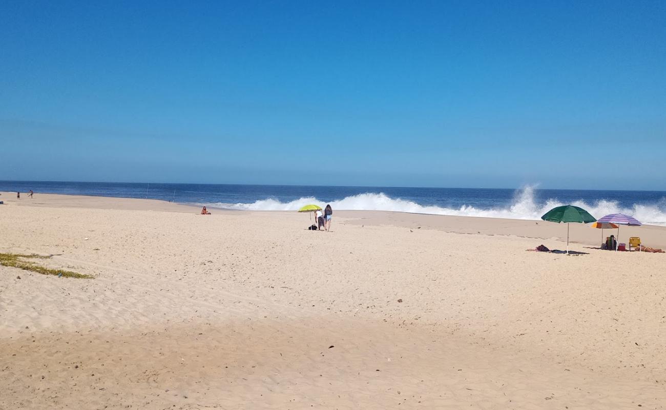 Praia de Marica'in fotoğrafı açık bej kum yüzey ile