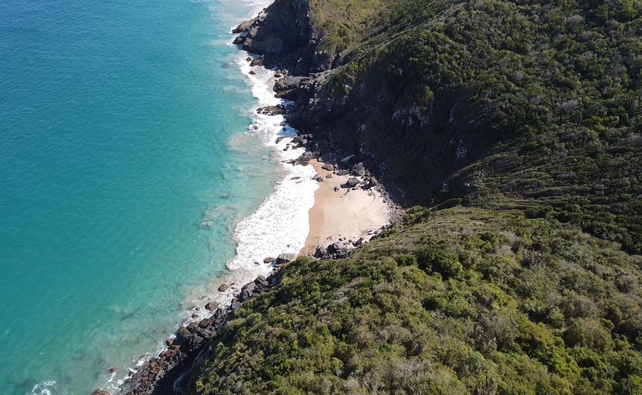 Praia Fofa'in fotoğrafı bej kum ve kayalar yüzey ile