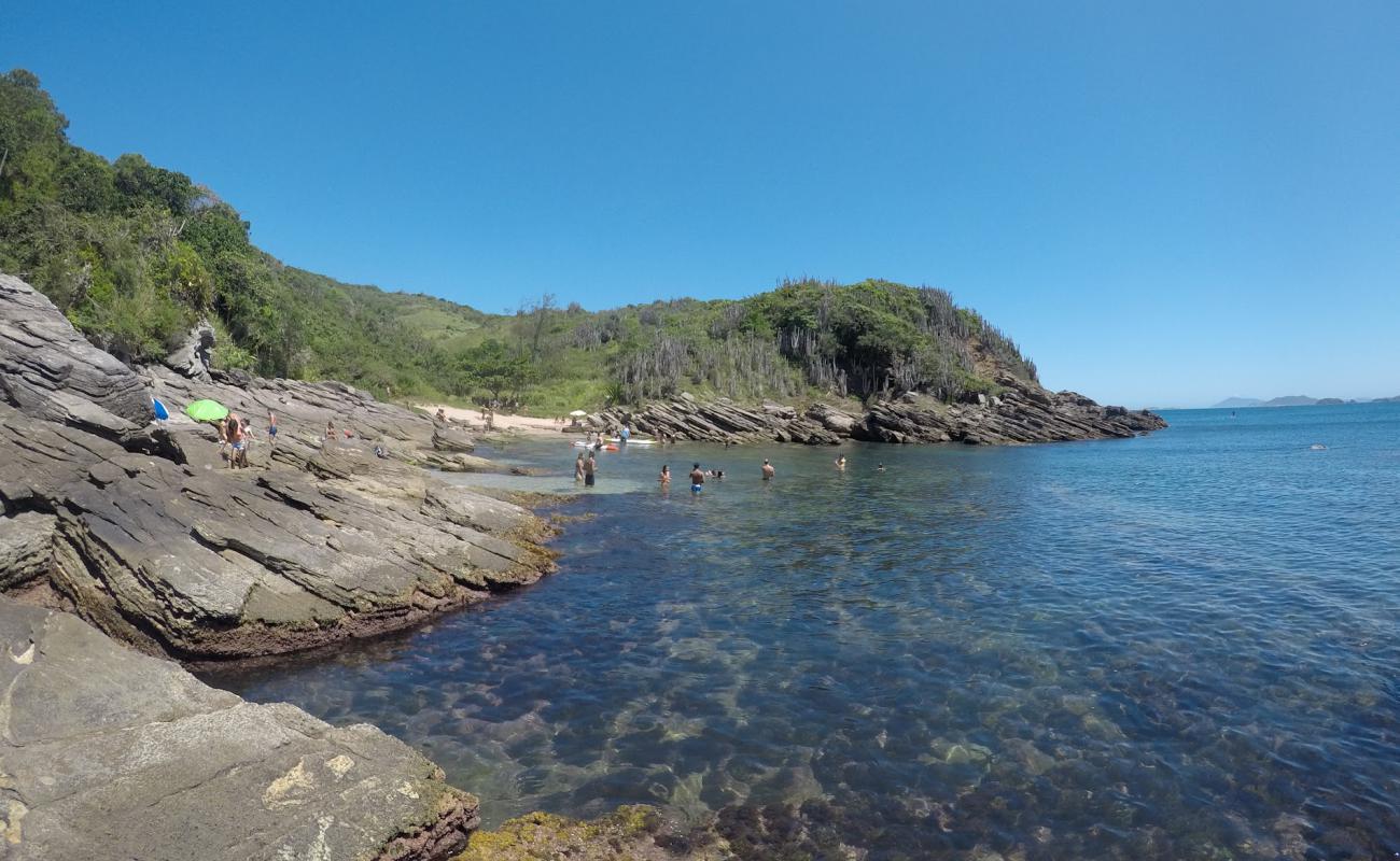 Praia dos Amores'in fotoğrafı taşlı kum yüzey ile