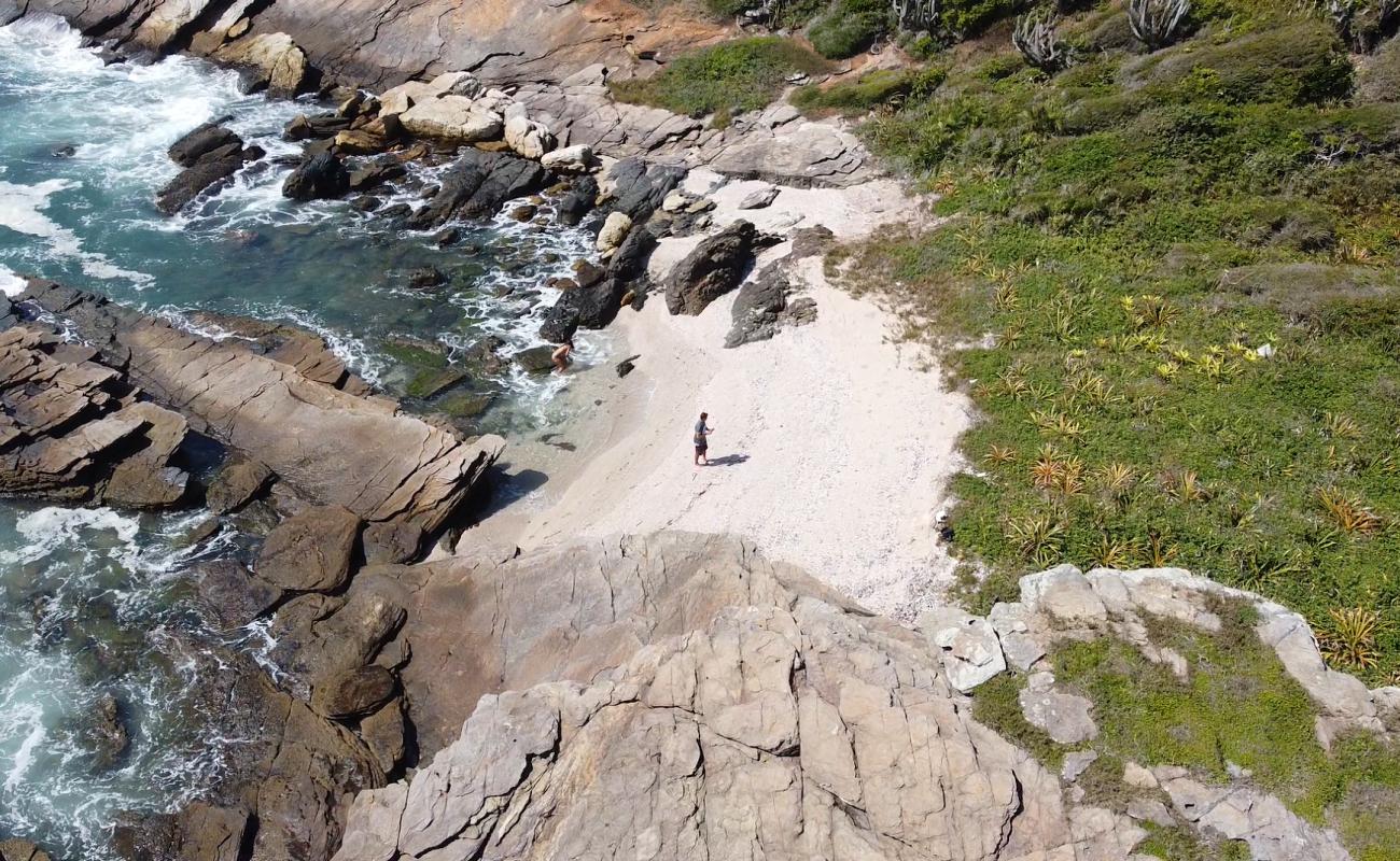 Praia das Conchas'in fotoğrafı gri kum yüzey ile