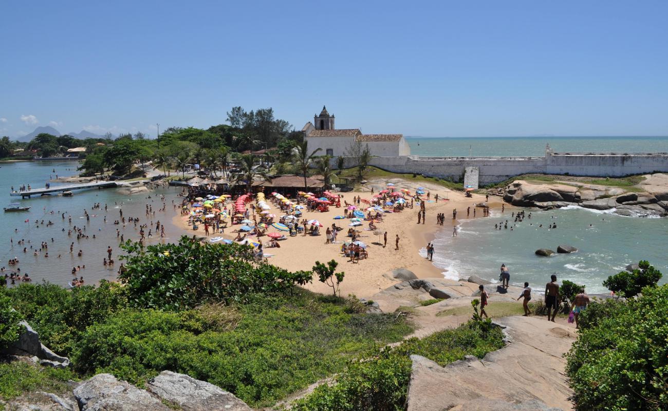 Prainha da Capela da Barra de Sao Joao'in fotoğrafı açık bej kum yüzey ile
