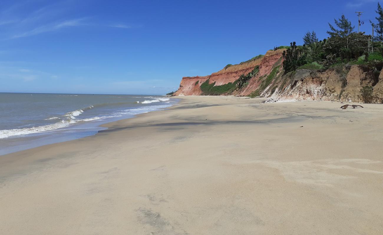 Praia das Falesias'in fotoğrafı açık bej kum yüzey ile