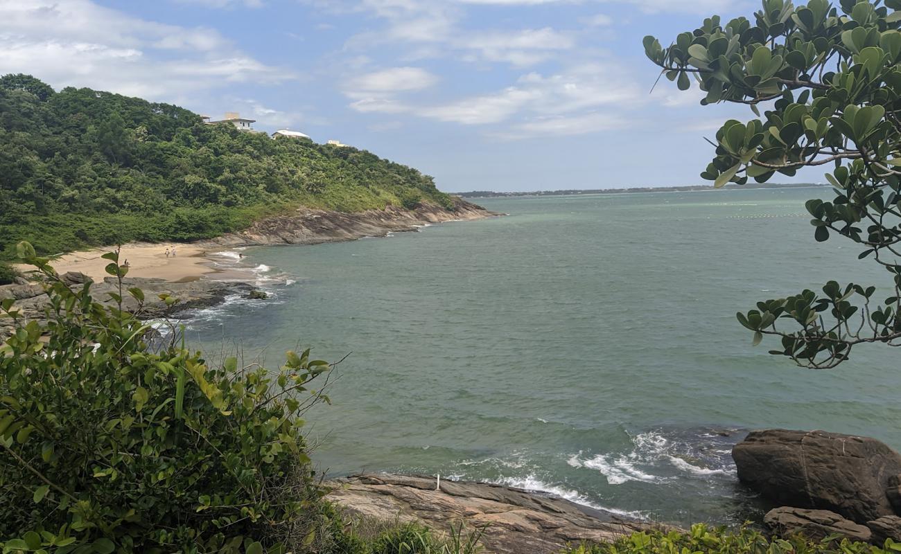 Praia do Tombo'in fotoğrafı açık bej kum yüzey ile