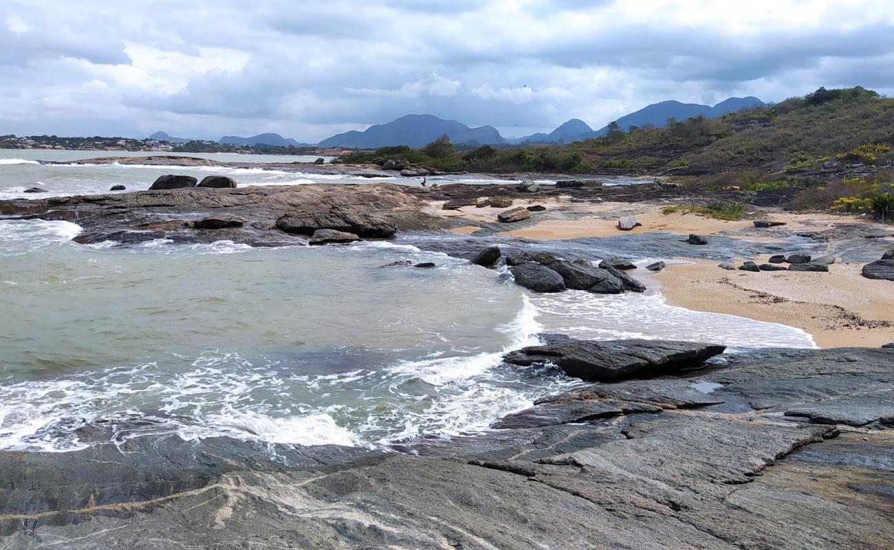 Praia dos Pacheco'in fotoğrafı bej kum ve kayalar yüzey ile