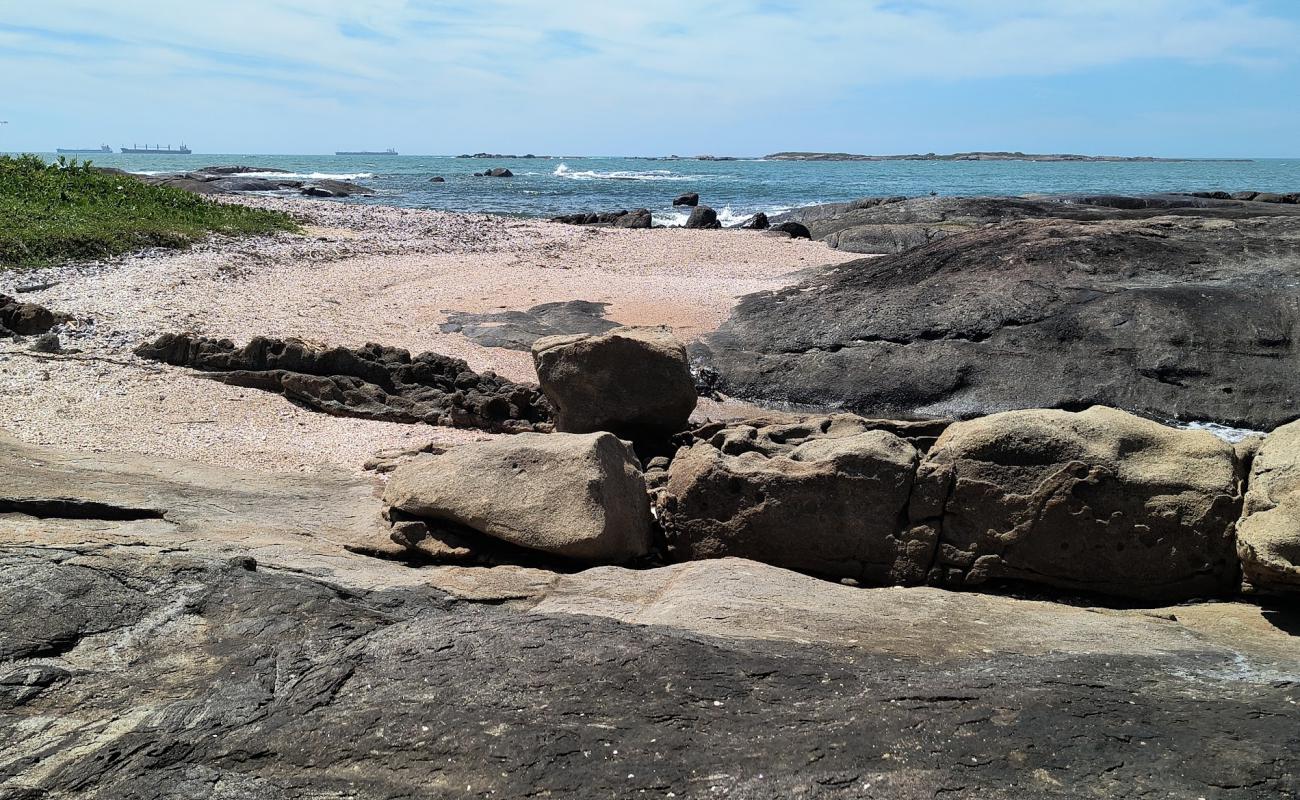 Praia da Ilha Pitua'in fotoğrafı bej kum ve kayalar yüzey ile