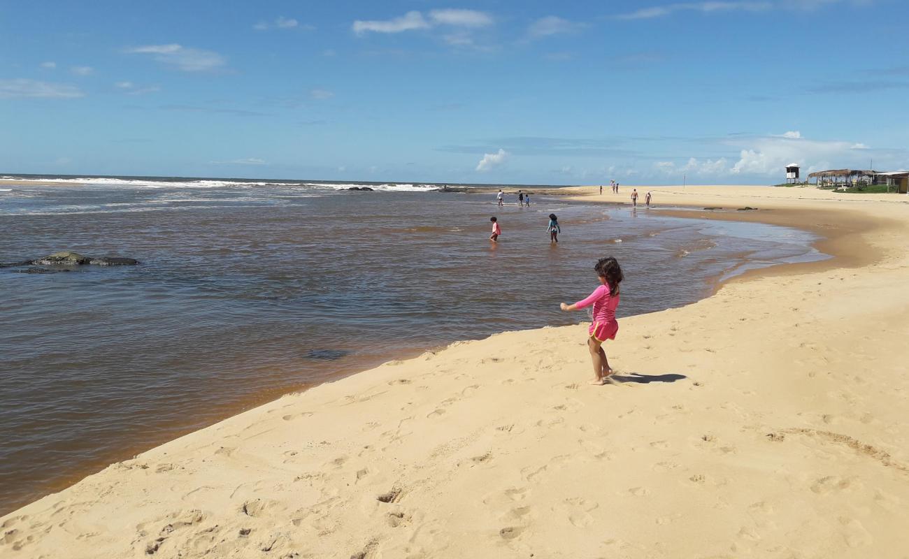 Praia Barra do Rio Pojuca'in fotoğrafı açık bej kum yüzey ile