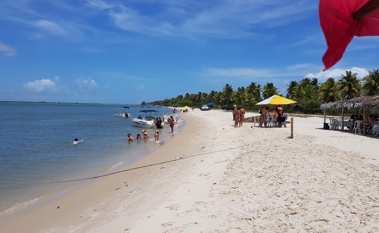 Praia de Mangue Seco'in fotoğrafı açık bej kum yüzey ile