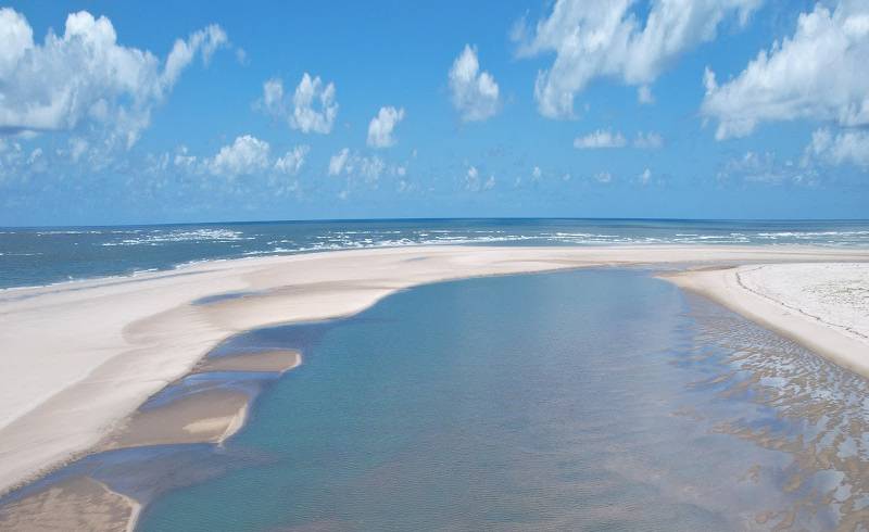 Ilha da Sogro Beach'in fotoğrafı açık bej kum yüzey ile