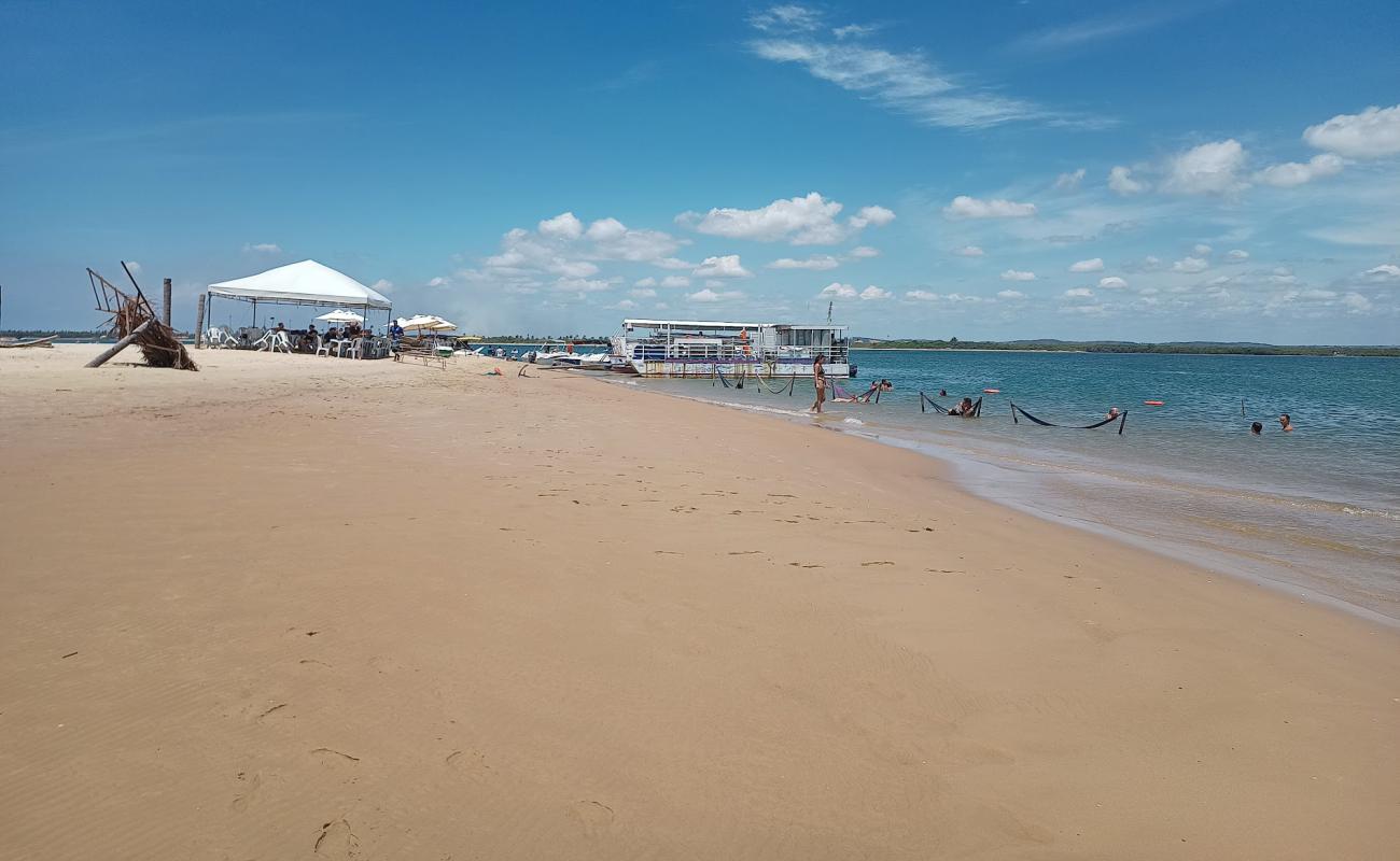 Ilha dos Namorados Beach'in fotoğrafı açık bej kum yüzey ile