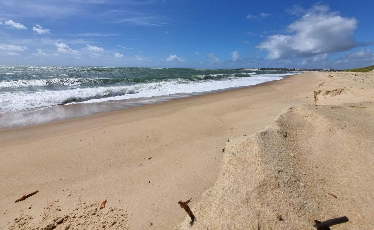 Praia de Barra do Rio'in fotoğrafı açık bej kum yüzey ile