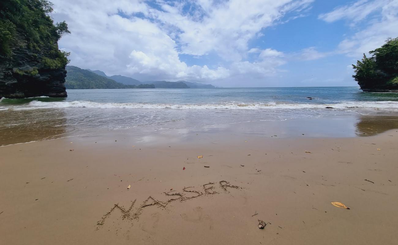 Nasser's Cove'in fotoğrafı parlak ince kum yüzey ile