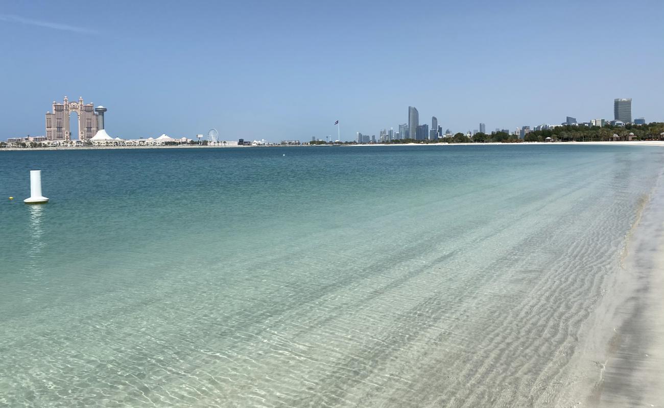 Emirates Palace Plajı'in fotoğrafı beyaz ince kum yüzey ile