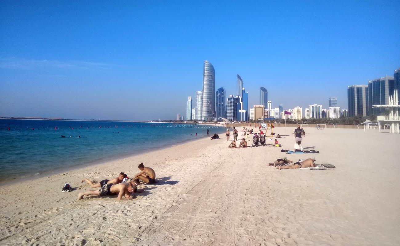 Corniche beach'in fotoğrafı i̇nce beyaz kum yüzey ile