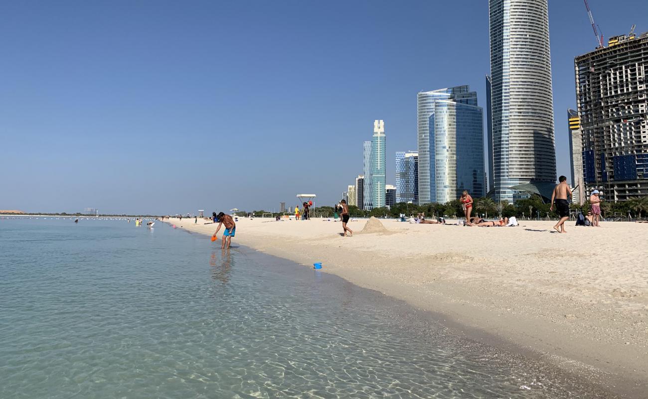 Abu Dhabi beach'in fotoğrafı i̇nce beyaz kum yüzey ile