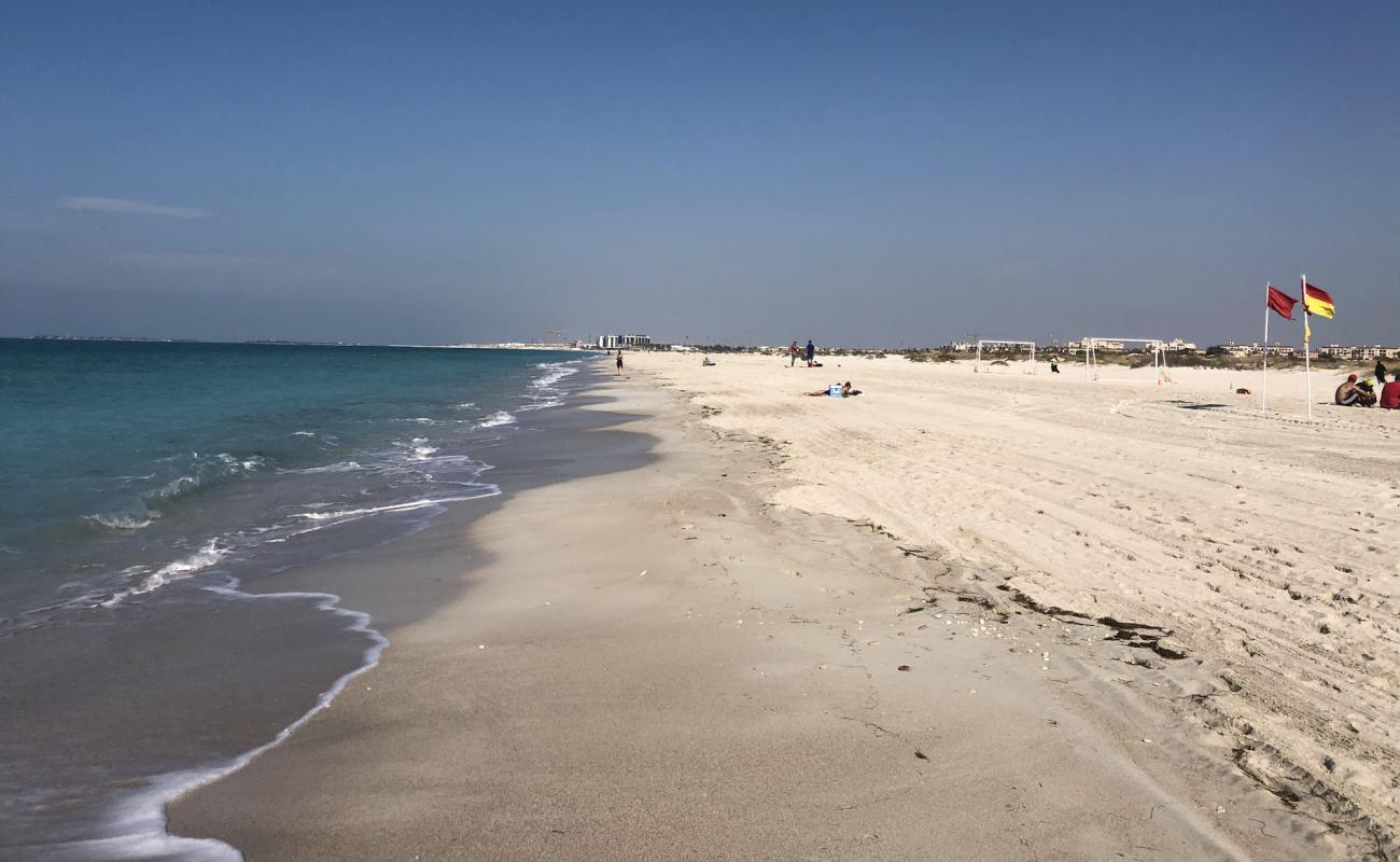 Saadiyat Plajı'in fotoğrafı i̇nce beyaz kum yüzey ile