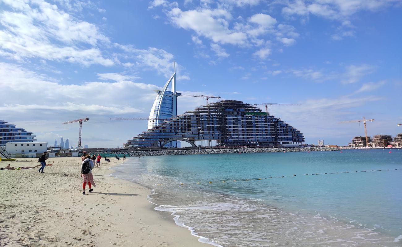 Jumeira Public beach'in fotoğrafı beyaz kum yüzey ile