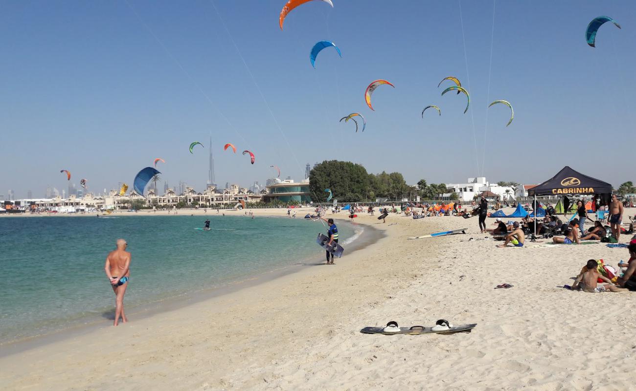 Jumeirah Kite beach'in fotoğrafı i̇nce bej kum yüzey ile