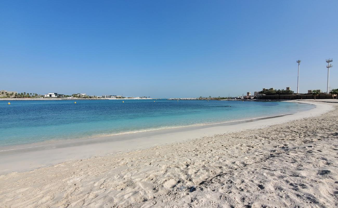 Open beach'in fotoğrafı i̇nce bej kum yüzey ile