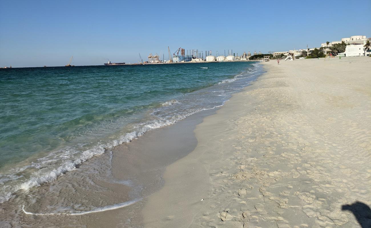 Al Khan beach'in fotoğrafı açık bej kum yüzey ile