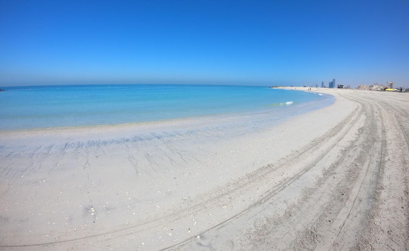 Sharjah beach'in fotoğrafı açık bej kum yüzey ile