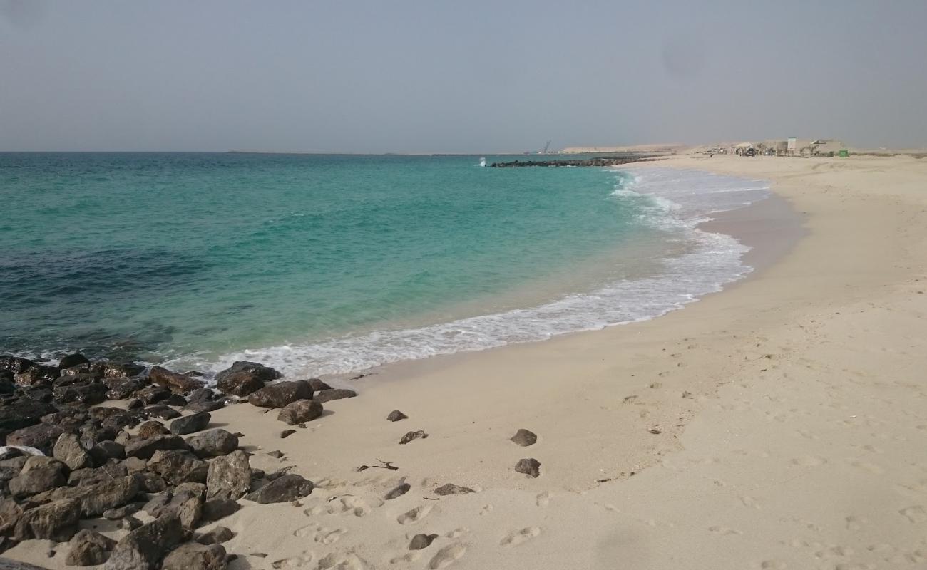Al Hamriyah Public beach'in fotoğrafı açık bej kum yüzey ile