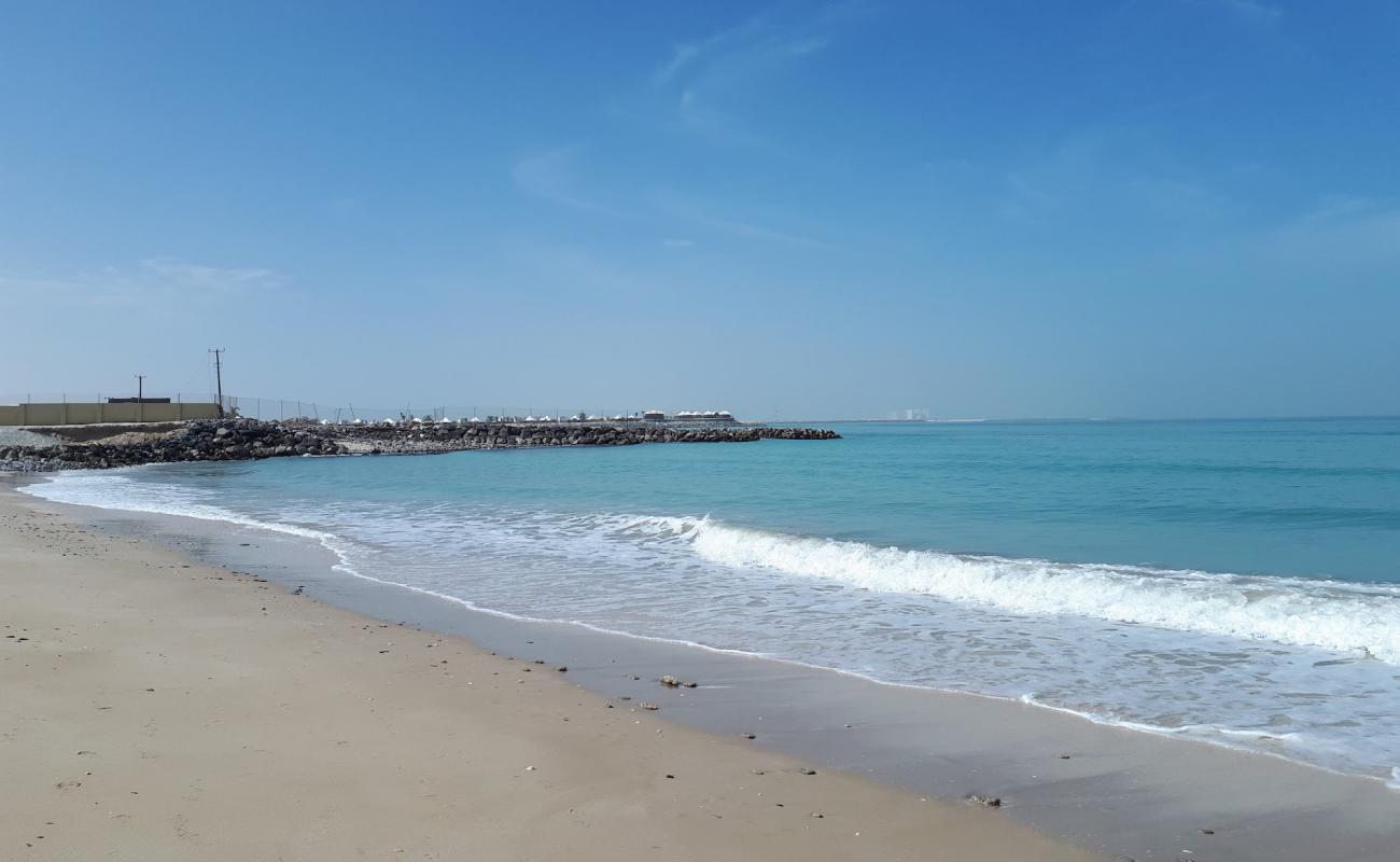 Al Jazeerah beach'in fotoğrafı parlak kum yüzey ile