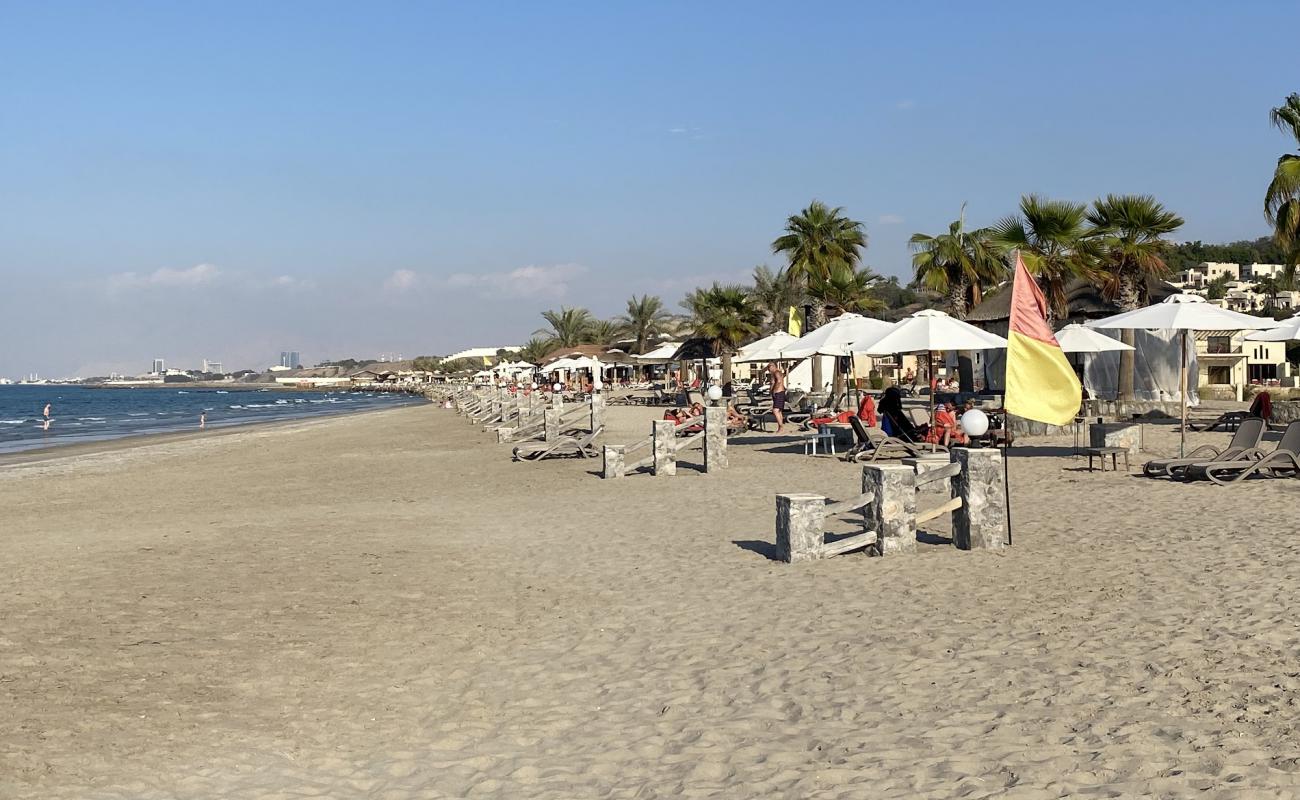 Cove Rotana resort'in fotoğrafı parlak ince kum yüzey ile