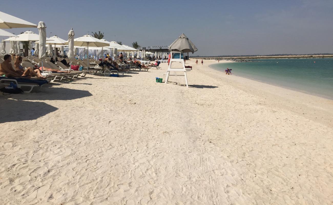 Yas Beach'in fotoğrafı beyaz kum yüzey ile