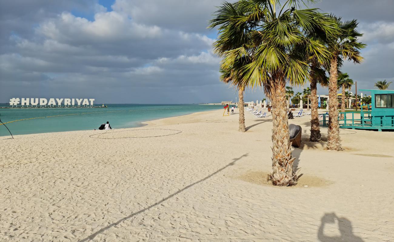 Al Hudayriat Beach'in fotoğrafı beyaz kum yüzey ile