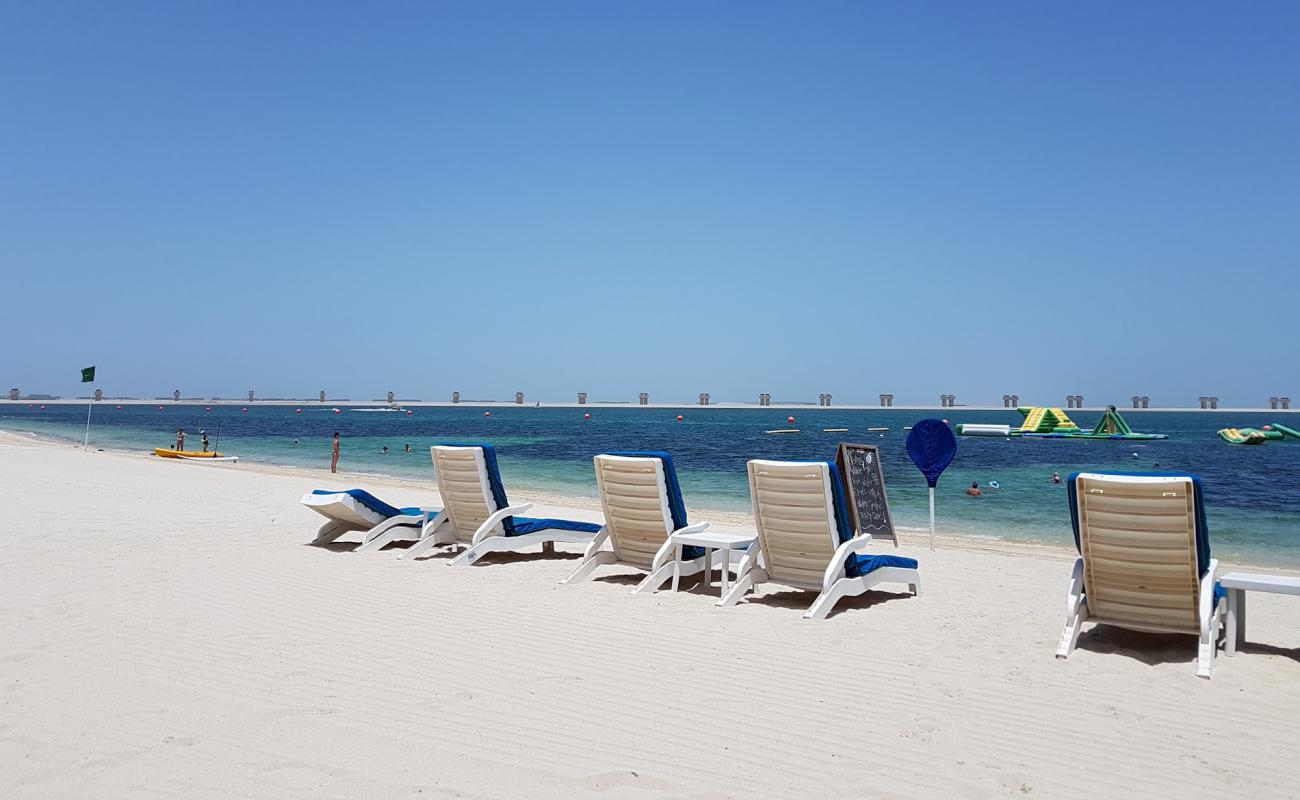 Jebel Ali Beach'in fotoğrafı beyaz kum yüzey ile