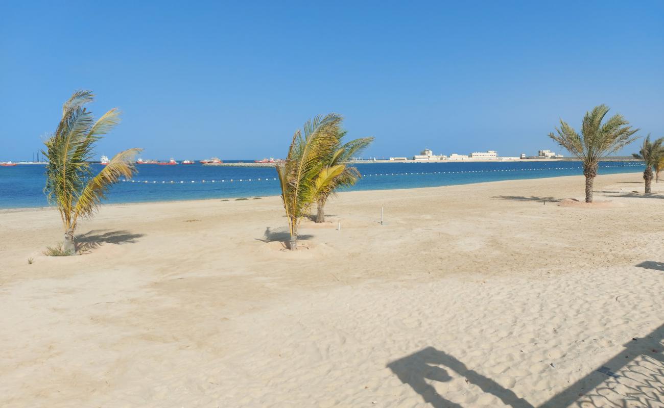 Al Mirfa Beach'in fotoğrafı açık bej kum yüzey ile