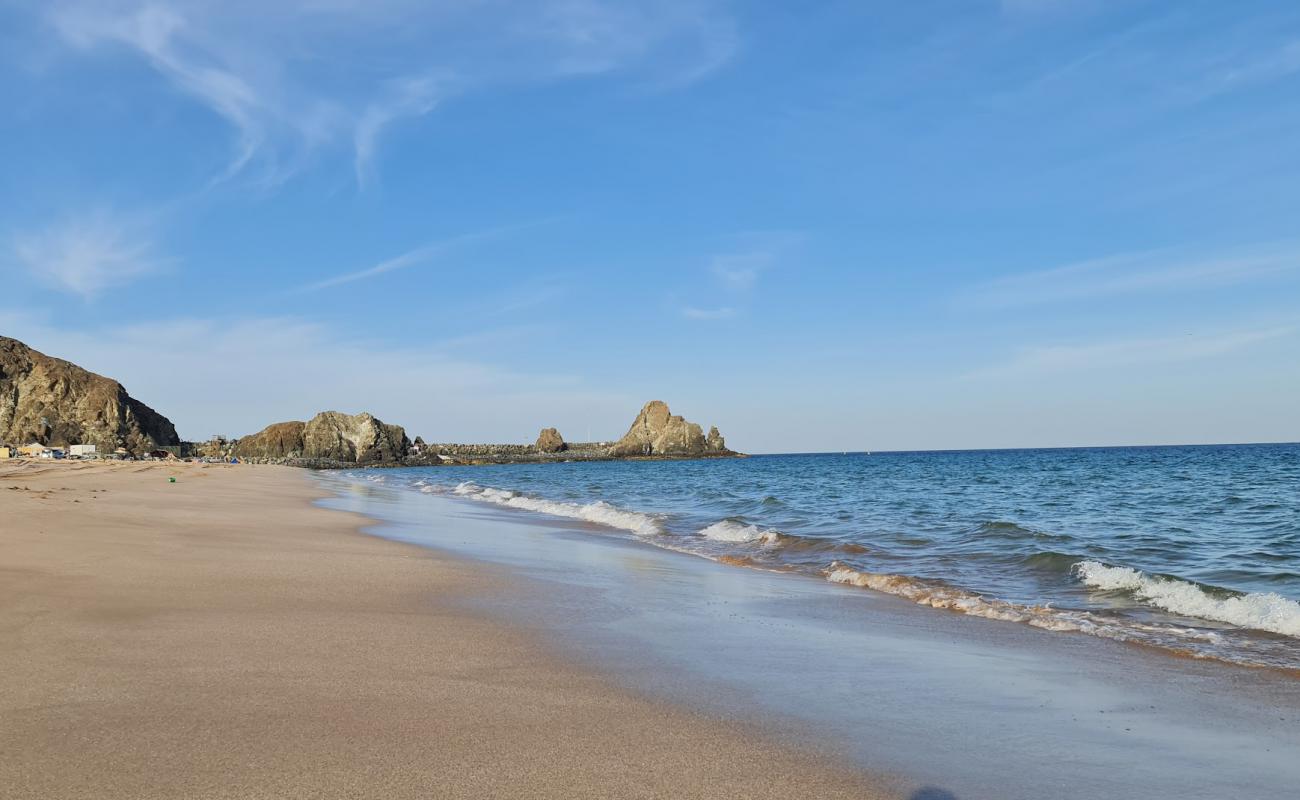 Al Aqah Beach'in fotoğrafı gri kum yüzey ile