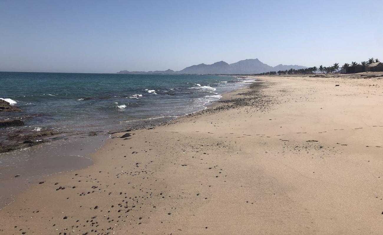 Faqiat beach'in fotoğrafı bej kum ve çakıl yüzey ile