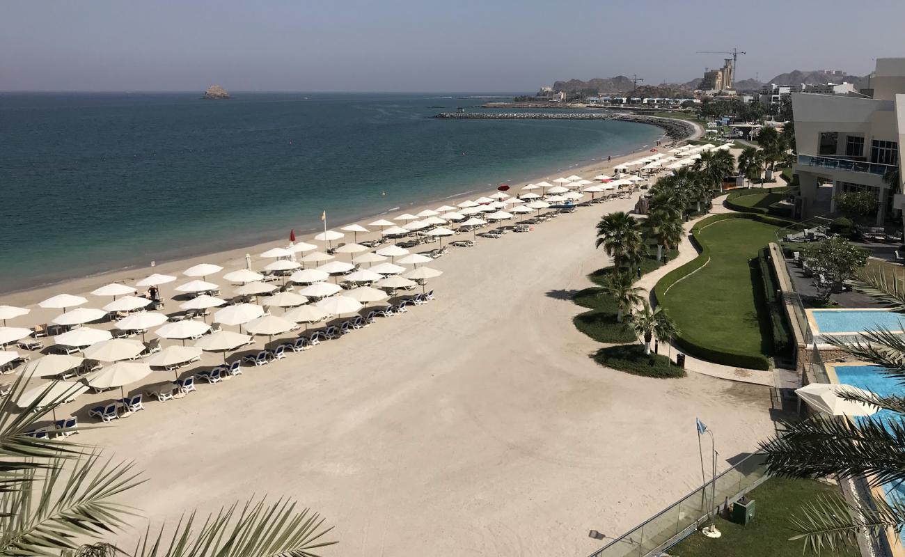 Radisson Blu Resort Beach'in fotoğrafı açık bej kum yüzey ile