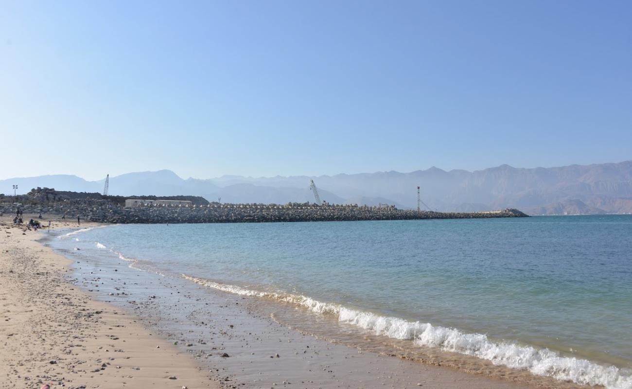 Al Akamiyah Beach'in fotoğrafı çakıl ile kum yüzey ile