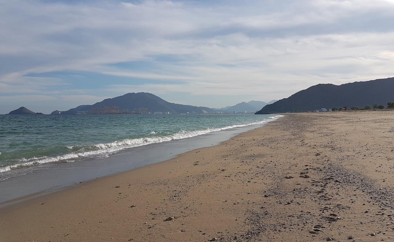 Luluyah Beach'in fotoğrafı bej kum ve çakıl yüzey ile