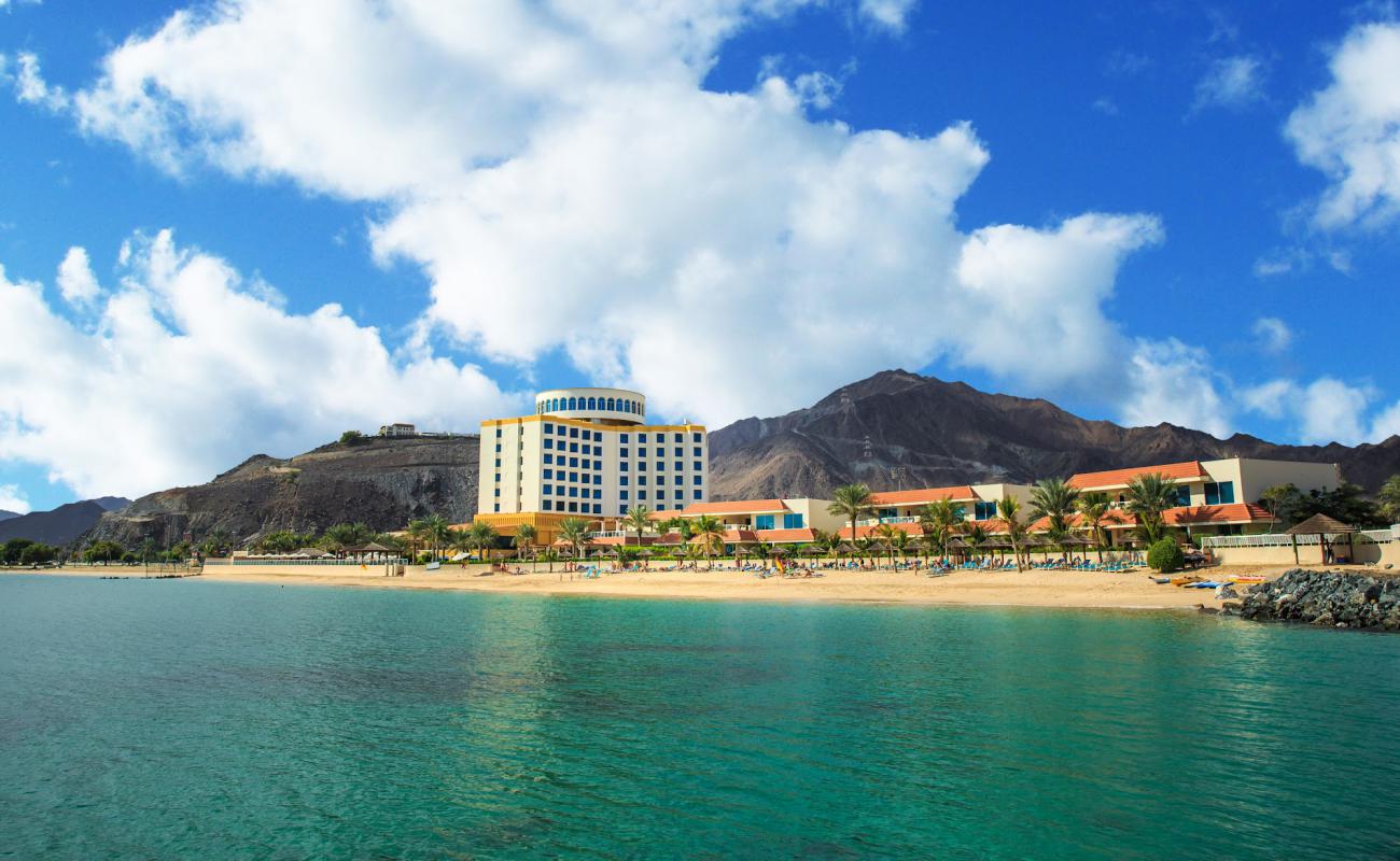Khor Fakkan Beach'in fotoğrafı açık bej kum yüzey ile
