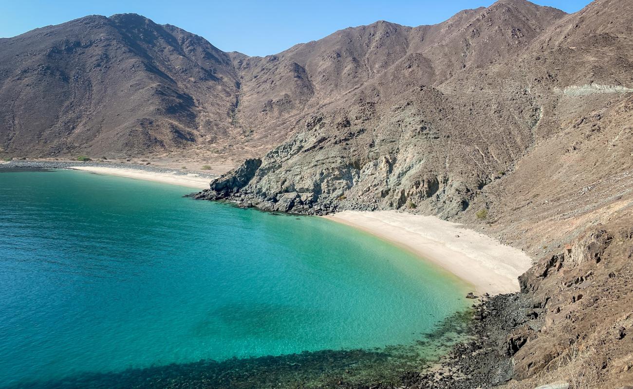 AlQalqali beach'in fotoğrafı açık bej kum yüzey ile
