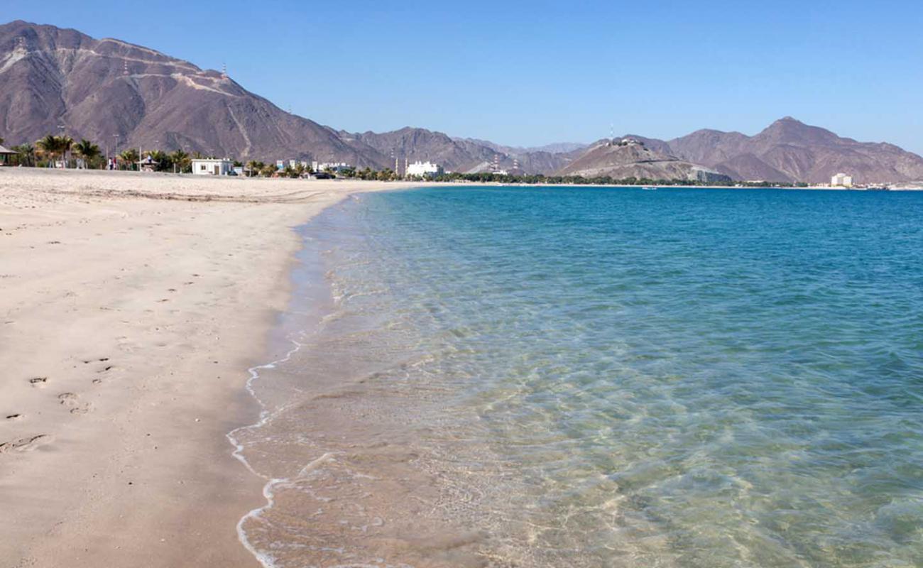 Umbrella Beach'in fotoğrafı açık bej kum yüzey ile