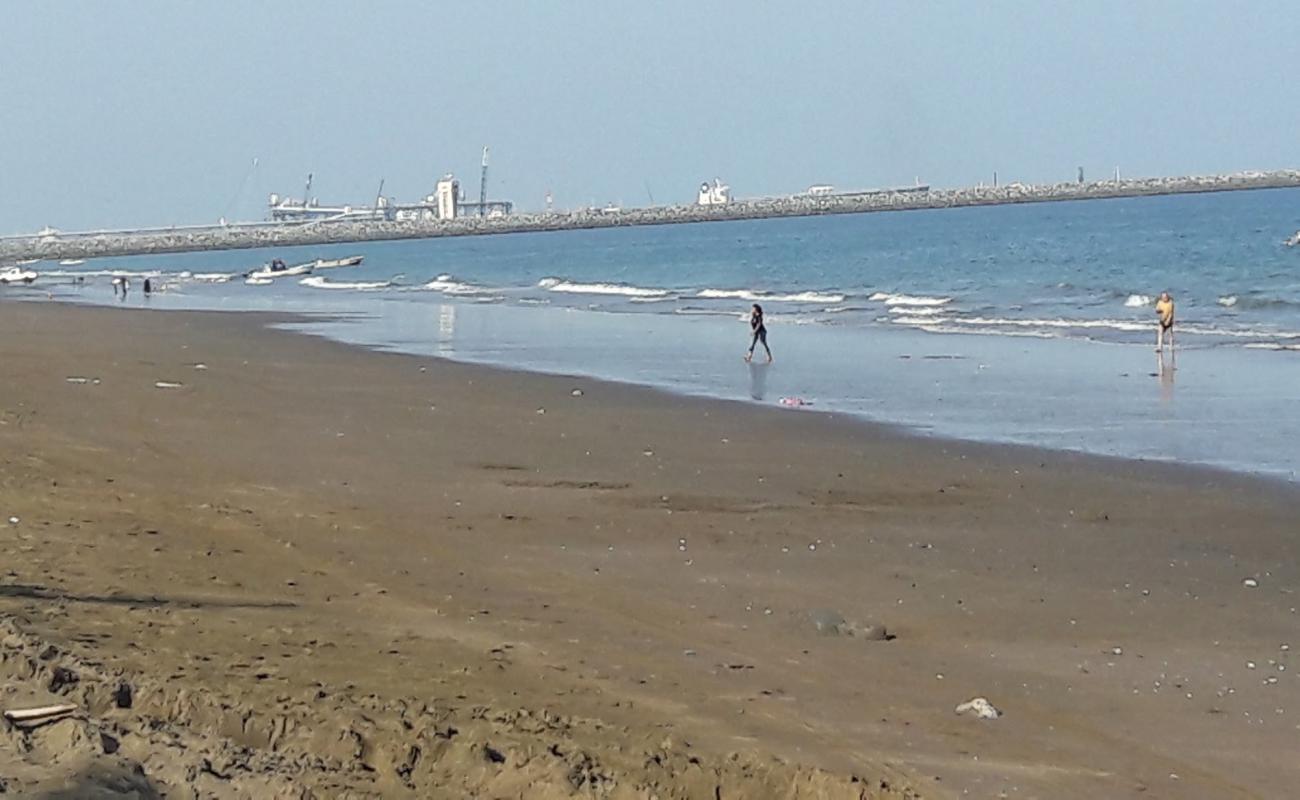 Fujairah Corniche Beach'in fotoğrafı açık bej kum yüzey ile