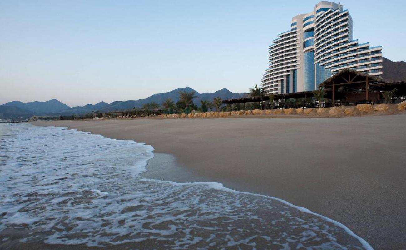 Sea Rugaylat Fujairah Beach'in fotoğrafı açık bej kum yüzey ile