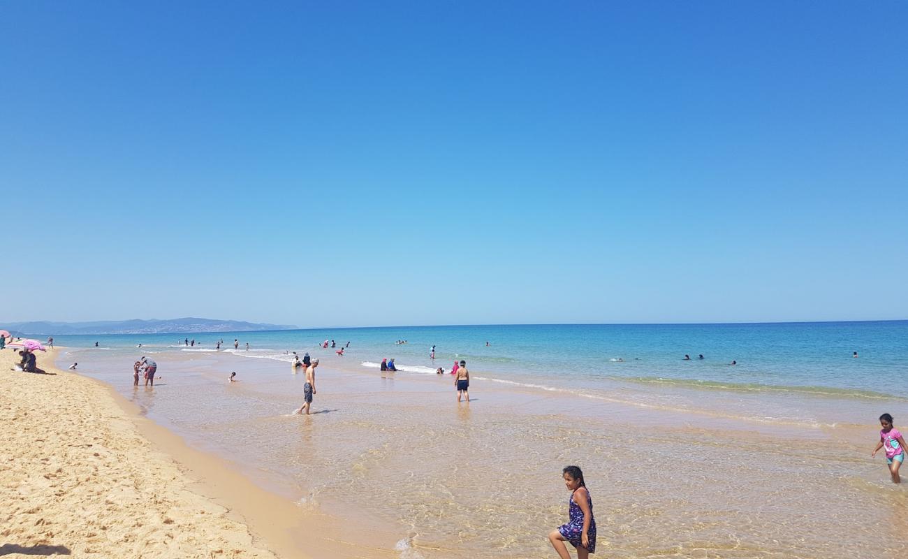 Zwaraa Beach'in fotoğrafı kahverengi kum yüzey ile