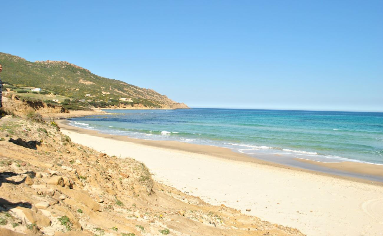 Plage Dar El Janna'in fotoğrafı parlak ince kum yüzey ile